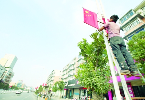 安徽：國旗 鮮花 亮化扮靚江城迎&ldquo;雙節(jié)&rdquo;