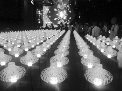 翩翩起舞的機(jī)械花朵